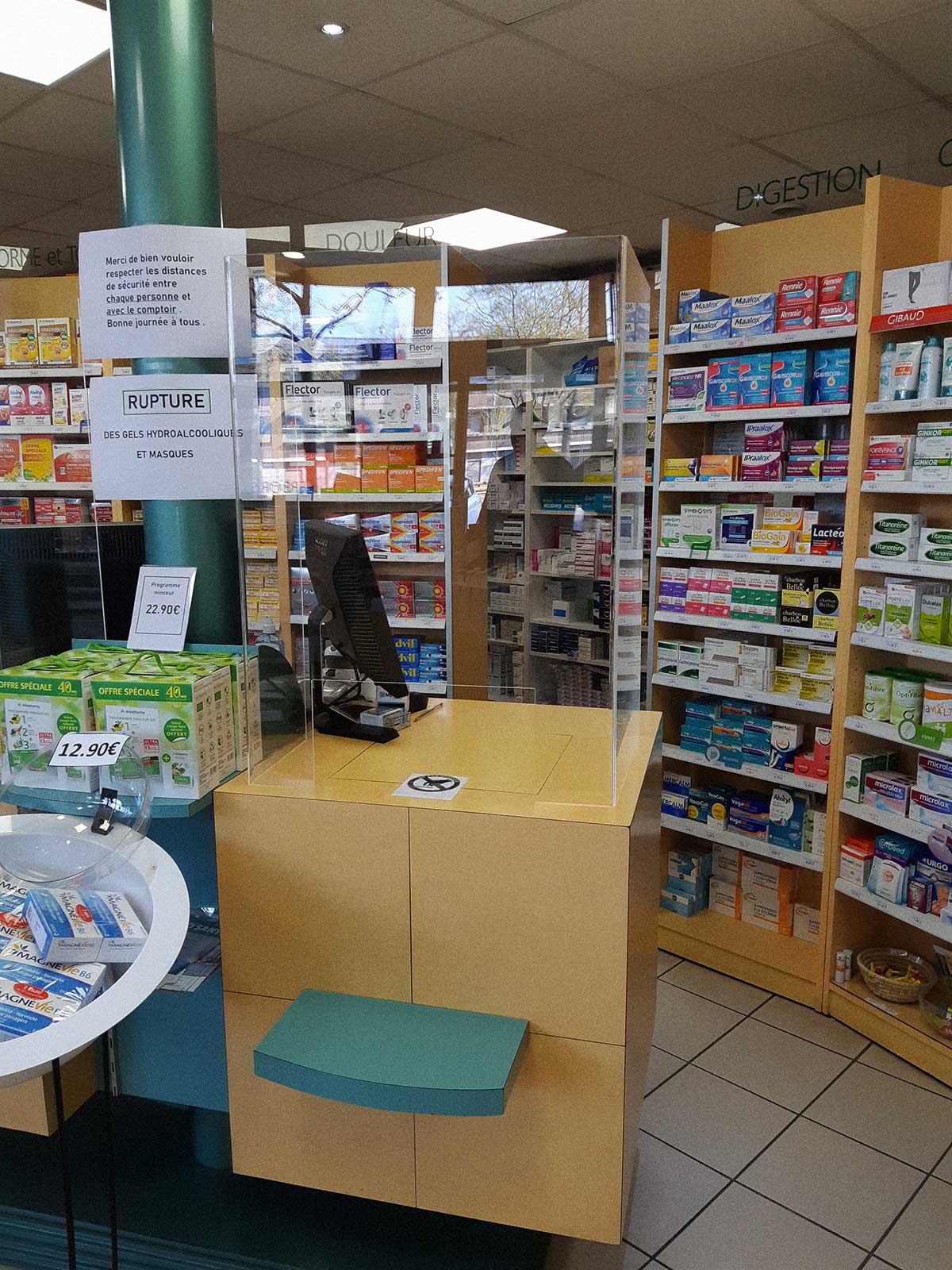 vitre de protection plexiglas hygiaphone pour commerces pharmacies